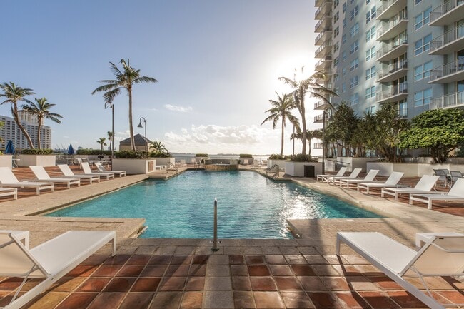 Yacht Club at Brickell Apartments