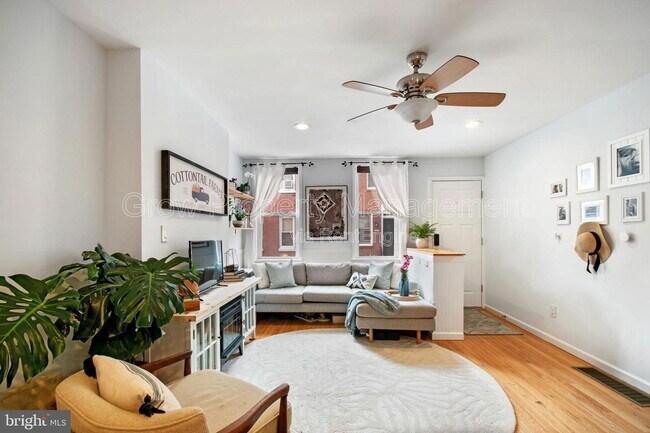 Building Photo - 217 Watkins St Rental