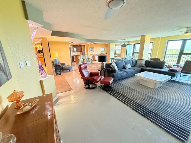 Building Photo - Huge Loft-Style 1 bed 1.5 Bath for Rent in...