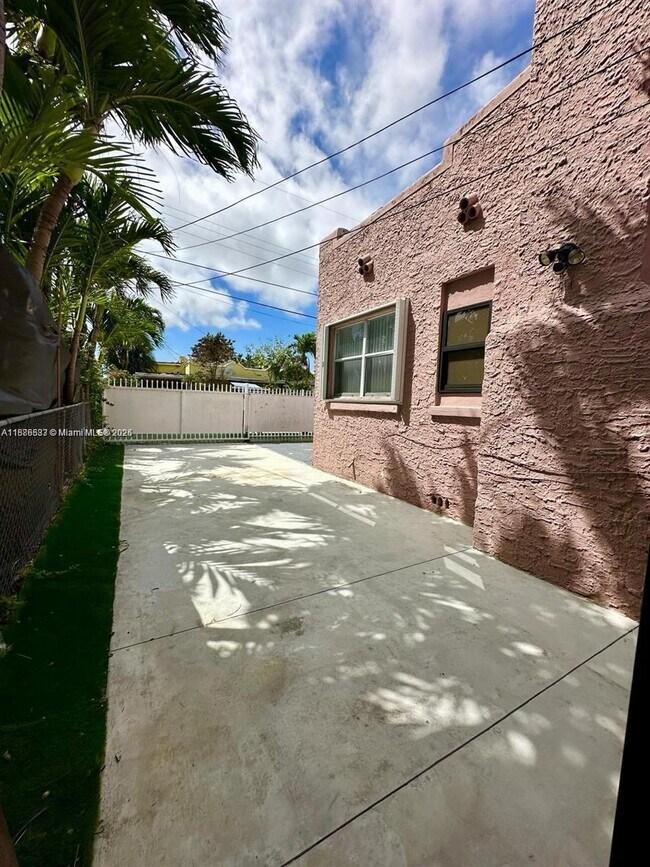 Photo - 1773 NW 19th St Unidad Front