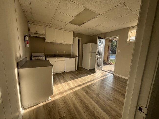 Building Photo - 142 Goshen Rd Unit 8 Goshen