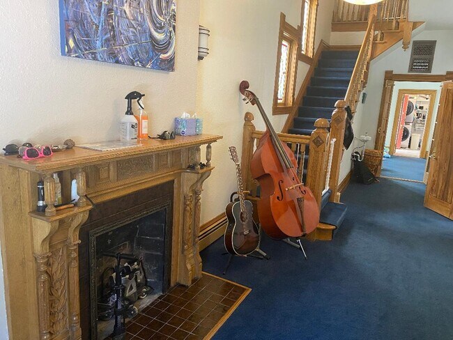 Foyer - 1612 N Pennsylvania St
