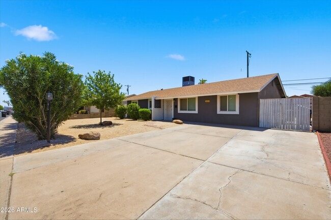 Building Photo - 1015 E Marigold Ln