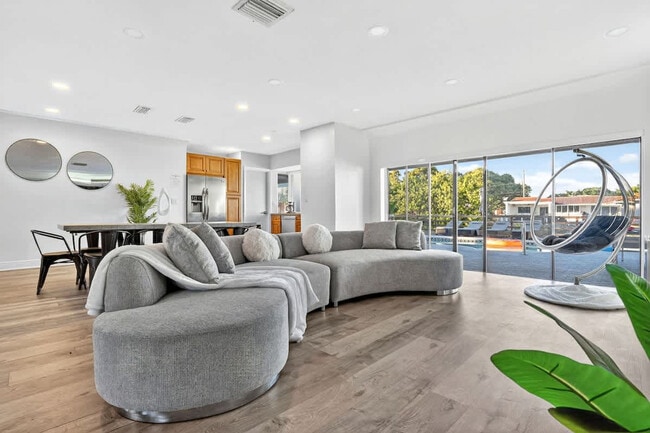 Photo - 2365 NE 195th St Unidad ID1372319P