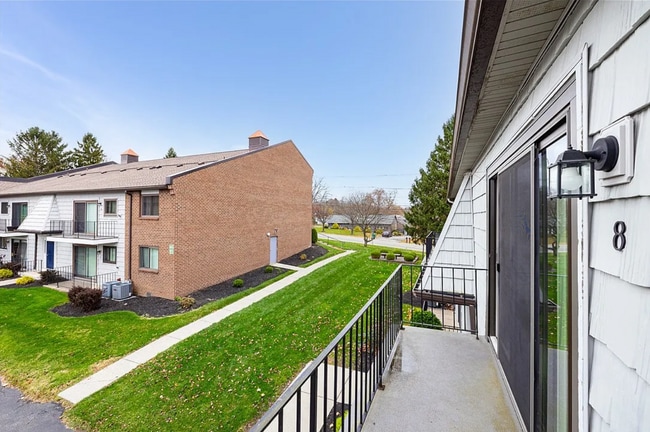 Building Photo - 8 High Gate Trl Unit 8