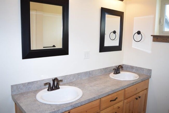 Photo - Newer 3 Bedroom 2.5 Bath Townhome Close to shopping!