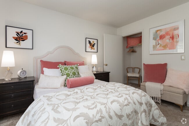 2BR, 2BA - 862SF