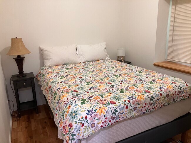 Queen bed - 10840 SW 55th Ave Unit Ground floor