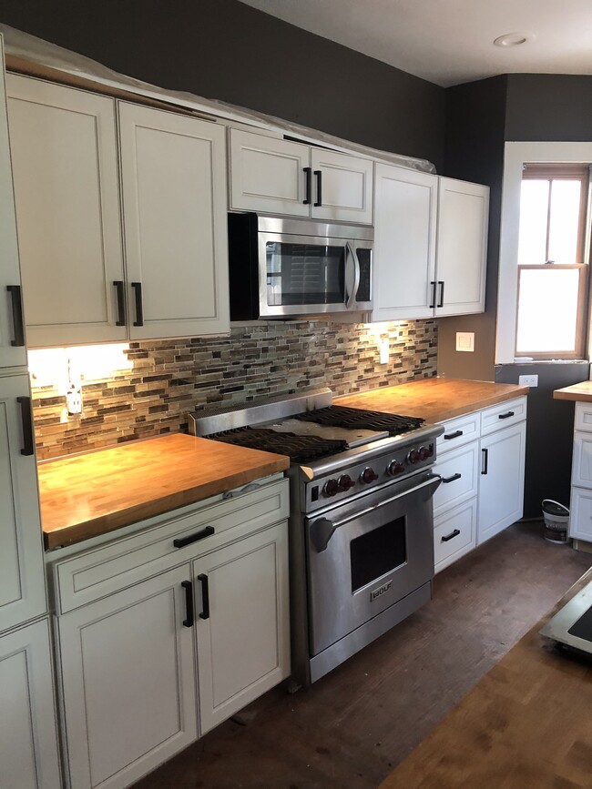 Building Photo - 19 E Catherine St Rental