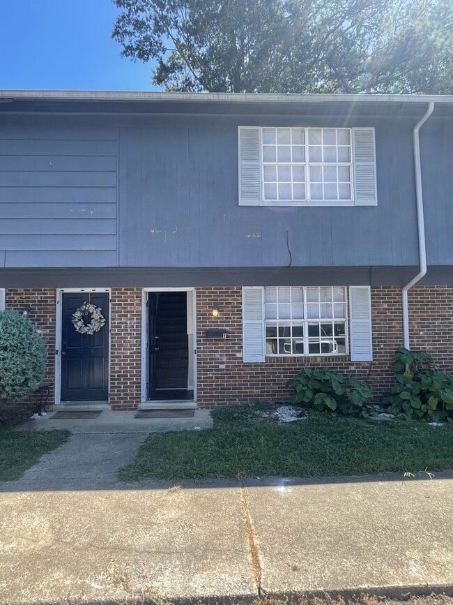Building Photo - 2 bd 1.5 ba Townhome