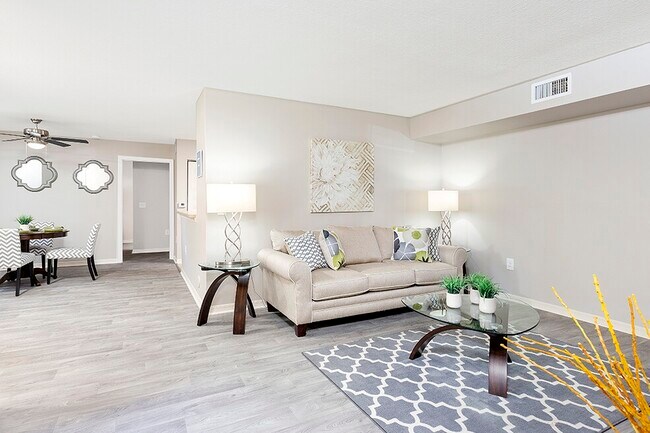Club Lake Pointe Apartments