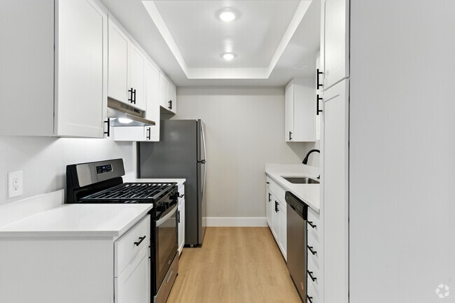 1BR, 1BA - 700SF - Kitchen