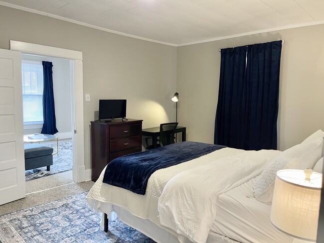 Vista lateral del dormitorio 1 - 914 W College St