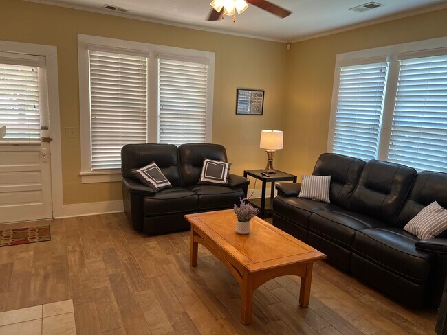 Photo - 105 Hillcrest St