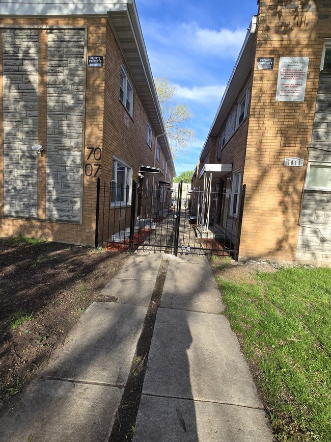 Building Photo - 7011 S East End Ave Unit A