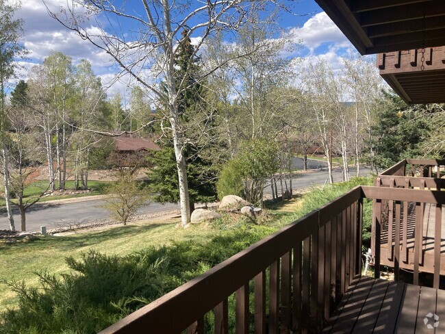 Building Photo - Private 2 Bedroom 1.5 Bath Condo with a Ov...