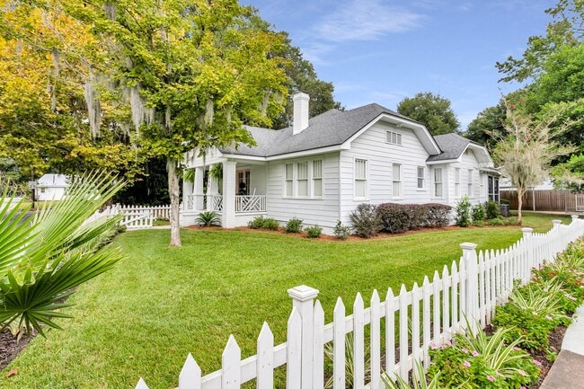 Photo - Completely Renovated Charming - 3 bedroom ...