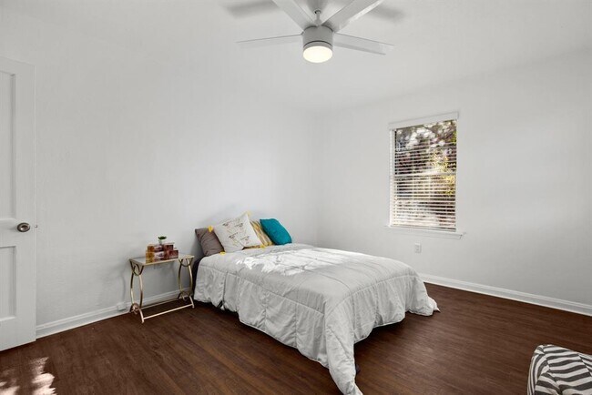 Photo - 301 E 33rd St Unit 8