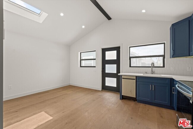 Building Photo - 3792 S Van Ness Ave Rental
