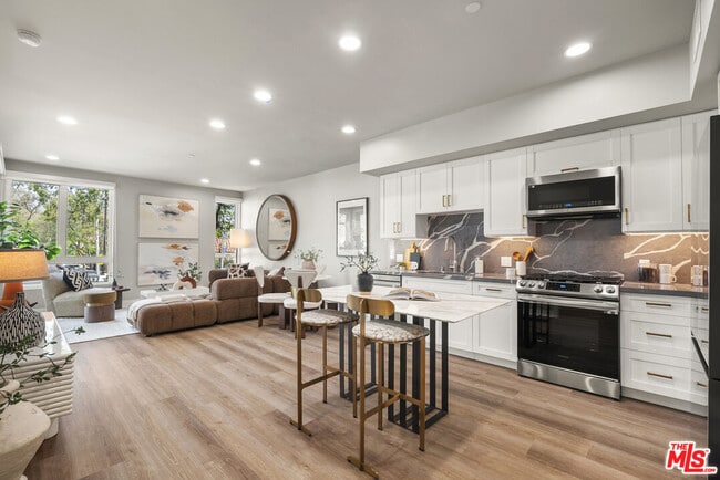 Building Photo - 7428 Santa Monica Blvd Unit 202