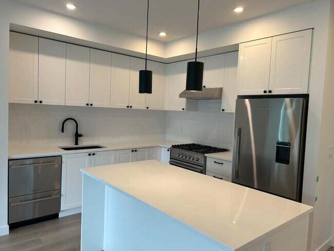 2425-2166 166 St Unit 113