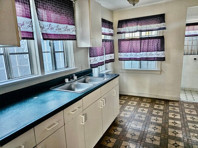 Photo - 1007 W 74th St