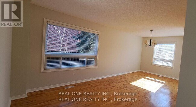 Photo - 552 Marlatt Dr