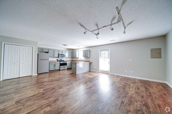 Building Photo - Spacious and Well Equipped 1 Bedrooms in t... Unit 17E Rental