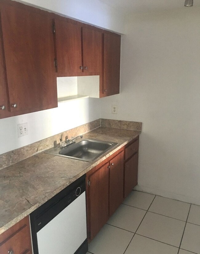 Building Photo - PROMENADE AT KENDALL LAKES - BEST PRICED 1 BEDROOM/1 BATH IN KENDALL