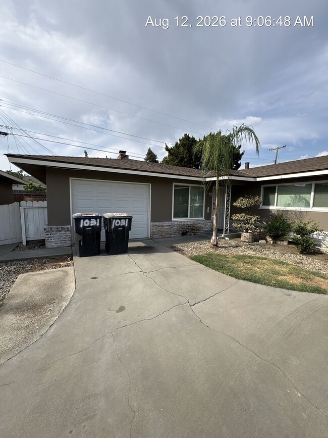 Building Photo - 1021-1033 W Tulare Ave Unit 1031