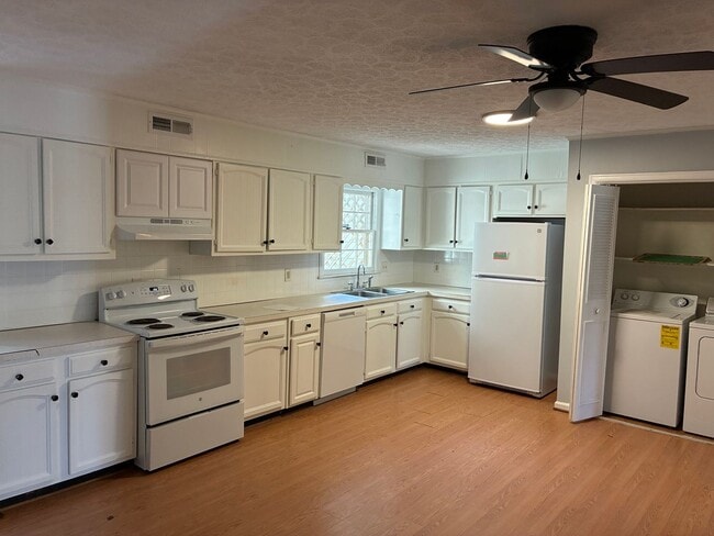 Photo - 3 Bed 1.5 Bath Townhouse Near Peaks View Park