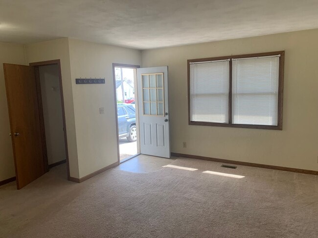 Building Photo - 610 E Madison St Unit B