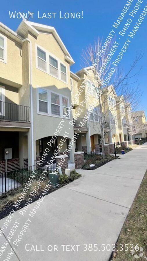 Building Photo - 2 Bedroom/2.5 Bathroom townhome in South S...