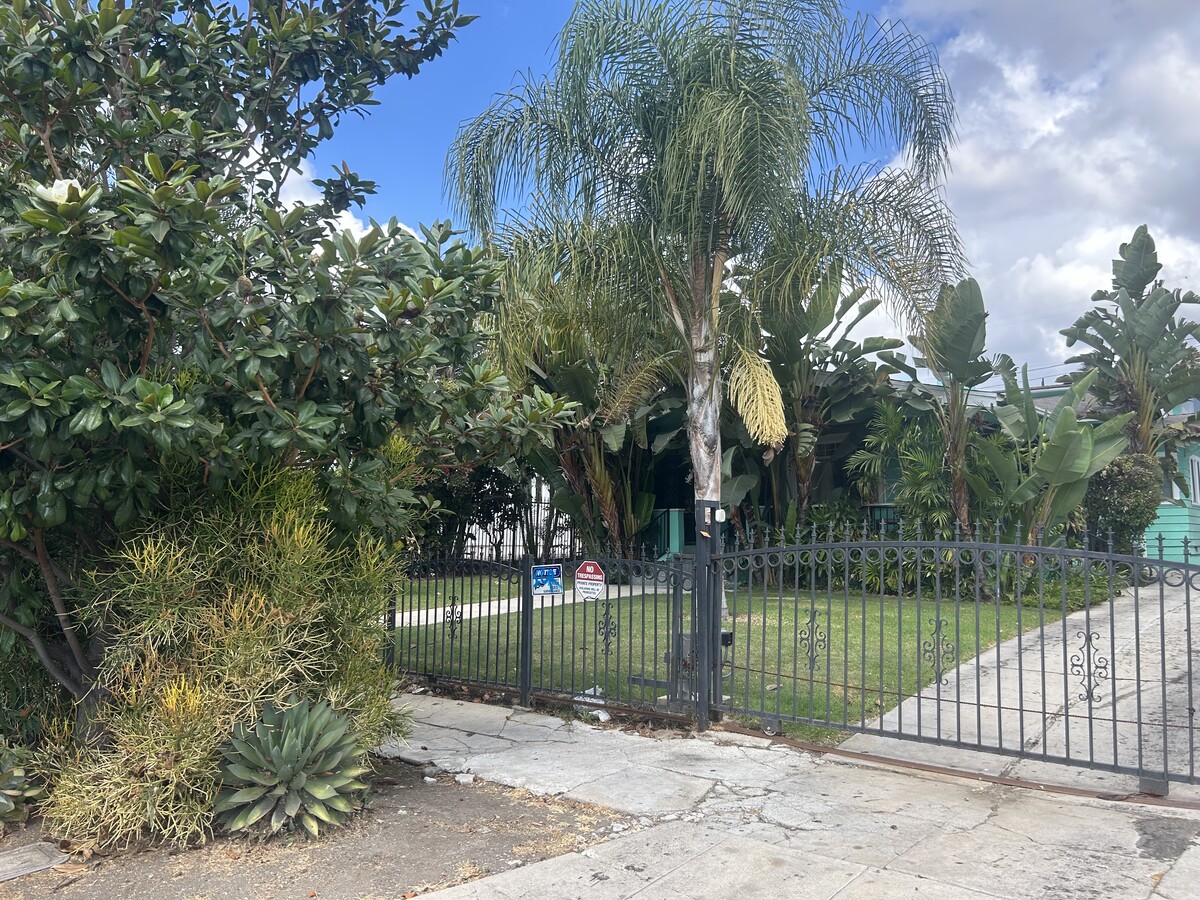 3 bedrooms 2 Baths home furnished. Home is being used as an AirBnb and available for a monthly renta - 4727 Oakwood Ave