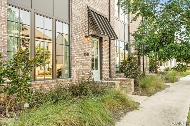 Photo - 4648 Broadwick St