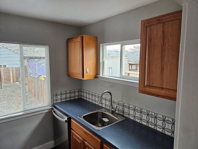 Photo - 1217 W 2nd St