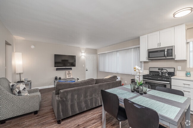2BR, 2BA - 800SF - Living Room