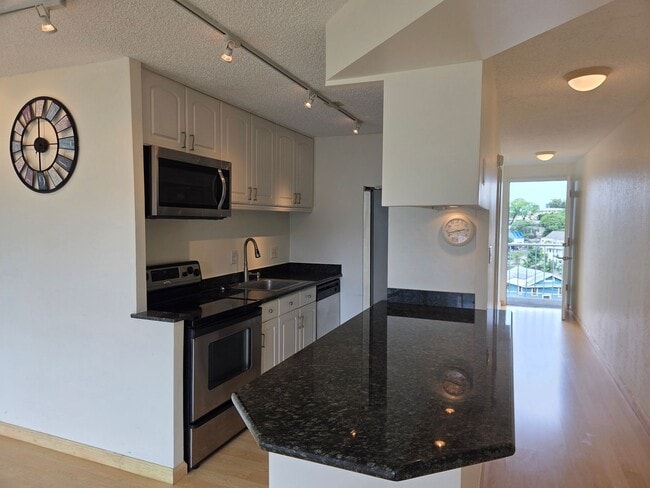 Building Photo - Conveniently located 1 bedroom, 1 bath & 1 parking in Punchbowl Unit 606