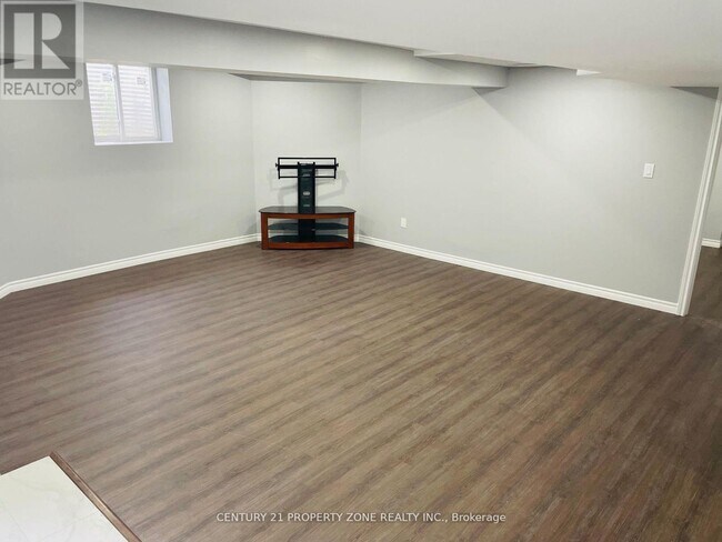 Photo - 301 Williamson Dr W