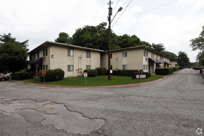 Building Photo - 550 Harding Pl Unit D105
