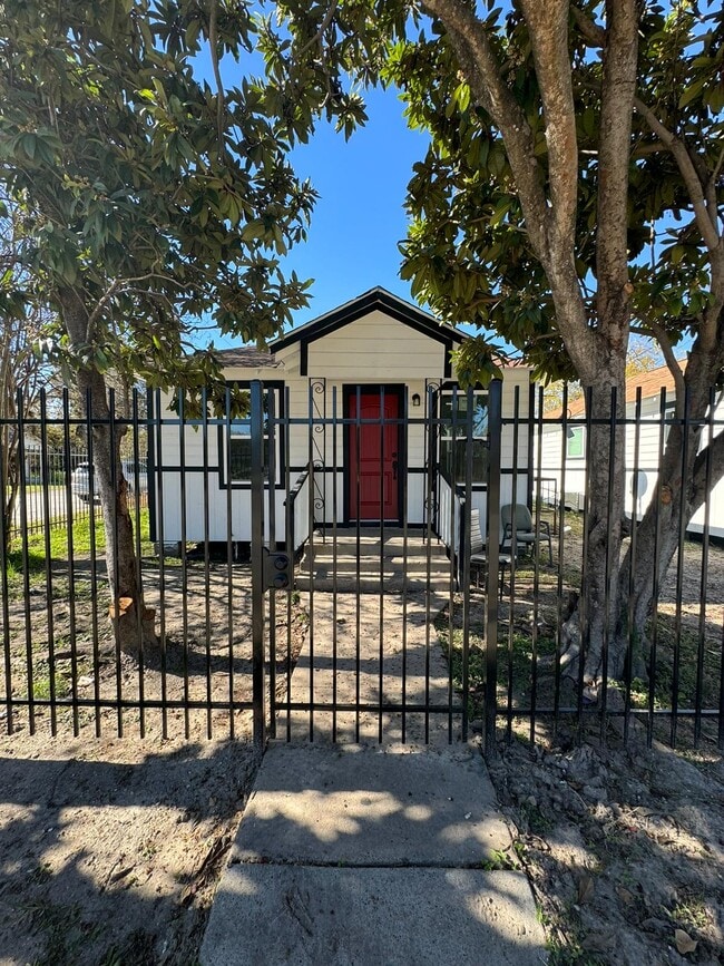 Building Photo - 3903 Broyles St Rental