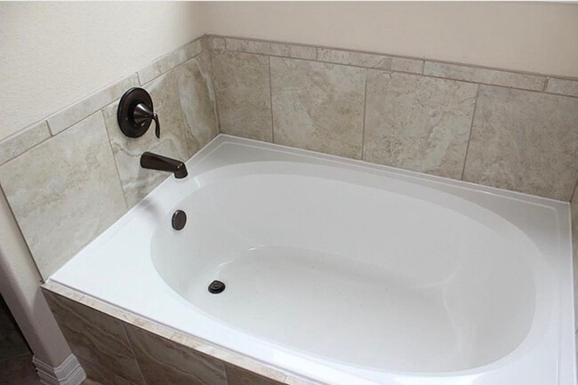 Building Photo - 2510 Pembroke Springs