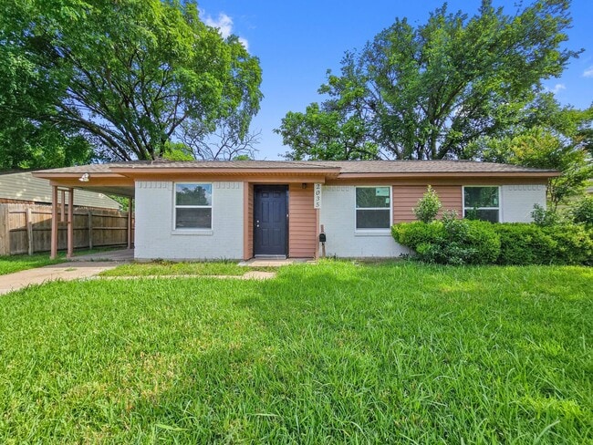 Building Photo - 3 BR/1BA | Updated Single Family Home | 1-Car Covered Parking | Gated backyard !