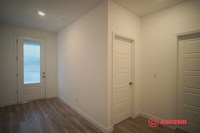 Photo - Luxurious 5 bedroom located in Gossamer Grove!