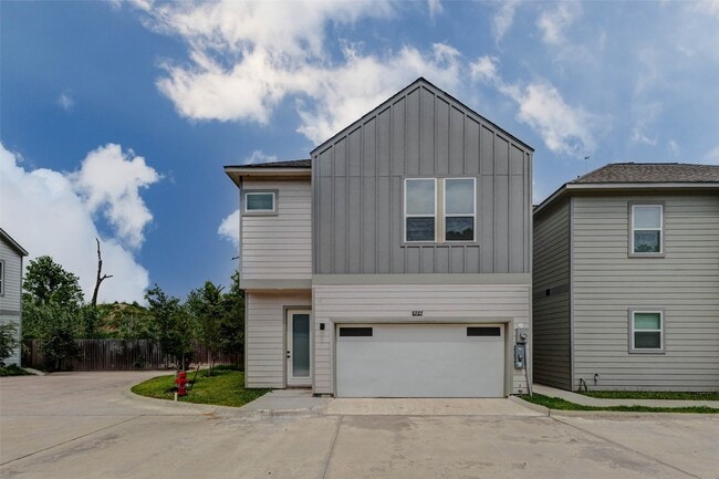 Building Photo - 5705 Elysian St