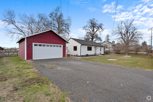 Building Photo - 671 SW Evans Ave Rental