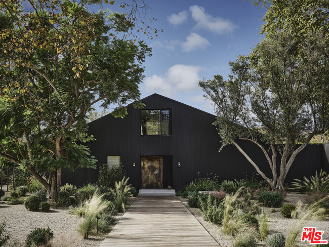 Building Photo - 6153 Bonsall Dr Rental