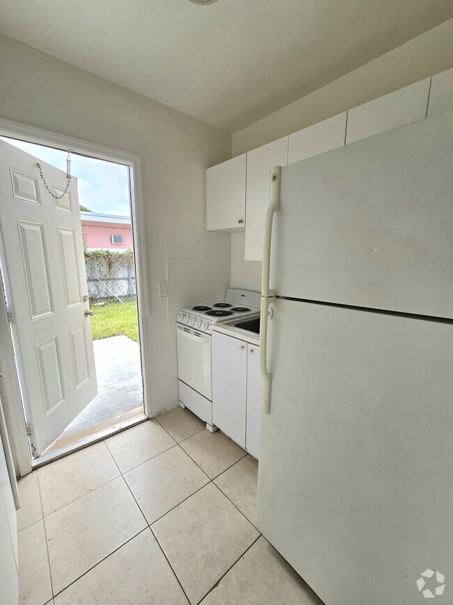 Building Photo - 725 SW 7th Ter Unit 2 Rental