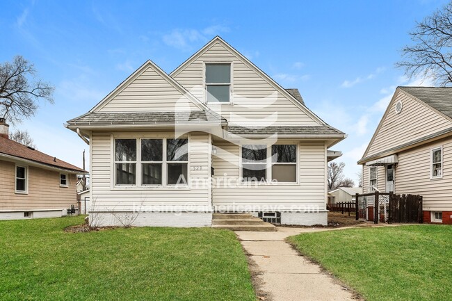 Building Photo - 529 E Victoria St