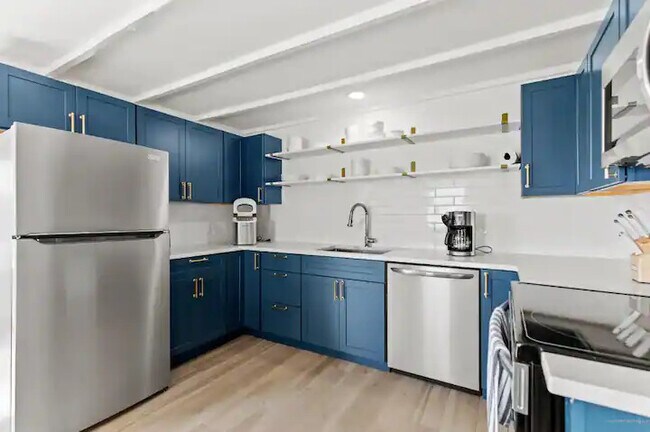 Full Kitchen with dishwasher - 13 Bay Ave